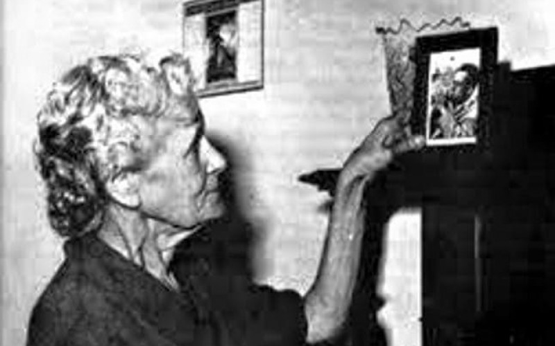 Albert Camus et sa maman Η σχέση του Αλμπέρ Καμύ με τη μητέρα του